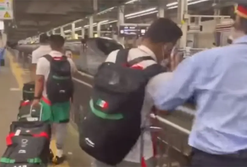 Seleccionados mexicanos reciben regaño por rebasar línea de seguridad del tren bala Seleccionados mexicanos reciben regaño por rebasar línea de seguridad del tren bala