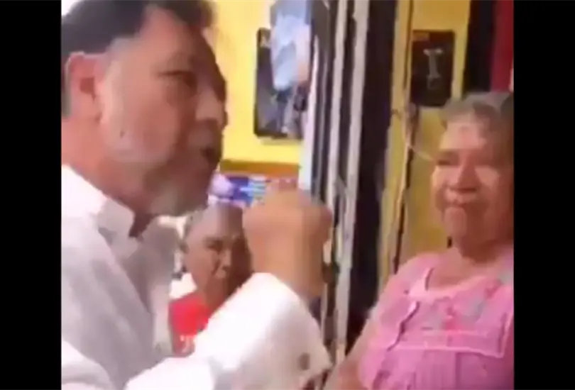 Noro&ntilde;a le grita a un par de adultos mayores durante transmisi&oacute;n en vivo 