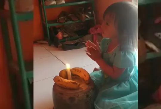 Padres hacen pastel con plátanos para su hija por falta de dinero 