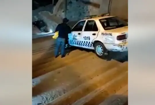 Policía en presunto estado de ebriedad baja escaleras con todo y patrulla