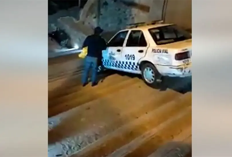 Polic&iacute;a en presunto estado de ebriedad baja escaleras con todo y patrulla