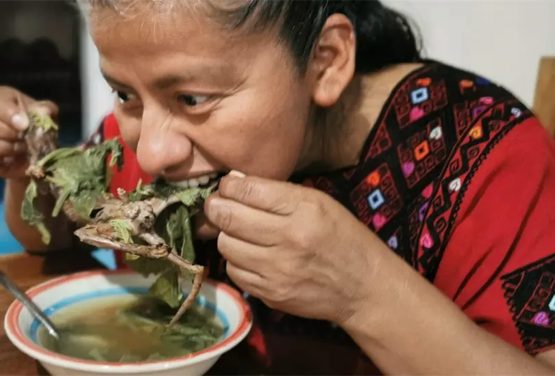 Es un platillo ancestral, diputada presume fotos comiendo rata de monte