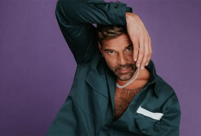 Olvida las ridiculeces conspirativas, pide Ricky Martin a los antivacunas 