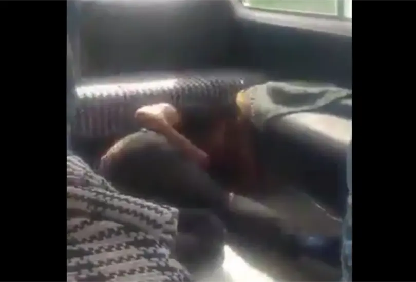 &iexcl;Aguanta!, dice presunto asaltante de una combi mientras lo golpean  