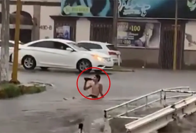 A falta de playa, sujeto vacaciona y se toma una cerveza en plena inundación A falta de playa, sujeto vacaciona y se toma una cerveza en plena inundación