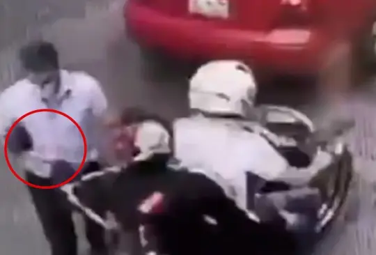 Hombre veía la hora y ladrones en moto le arrebatan el celular de las manos