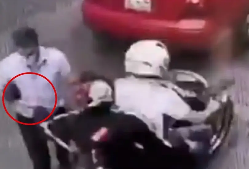 Hombre ve&iacute;a la hora y ladrones en moto le arrebatan el celular de las manos