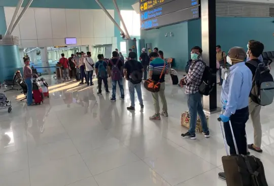 Enfermo de COVID-19 se disfraza como su esposa para poder viajar en avión Enfermo de COVID-19 se disfraza como su esposa para poder viajar en avión
