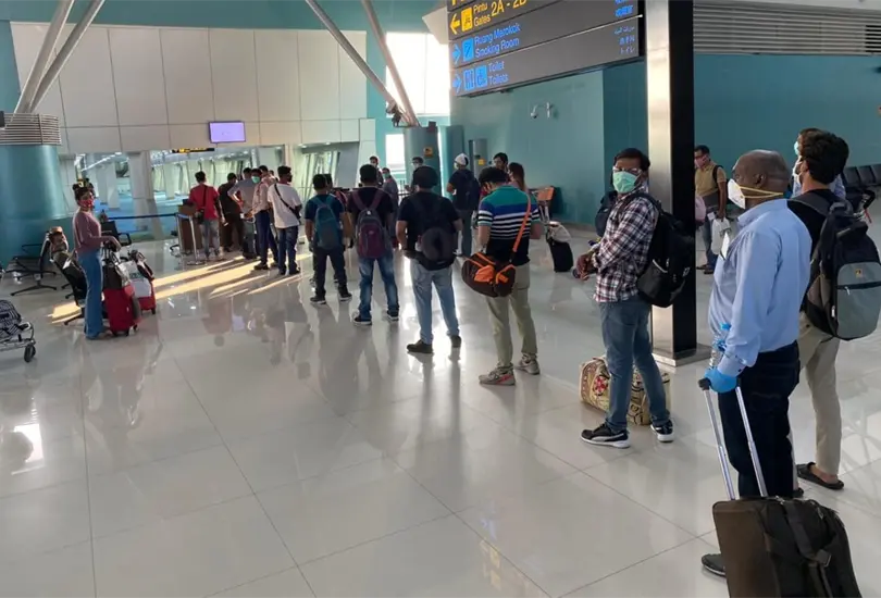 Enfermo de COVID-19 se disfraza como su esposa para poder viajar en avi&oacute;n 