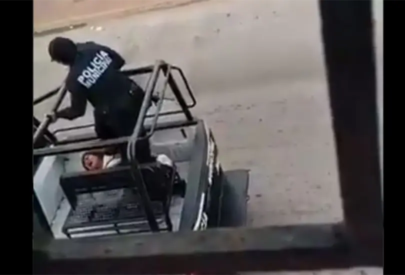 Tabasco: polic&iacute;as patean en el rostro a mujer detenida
