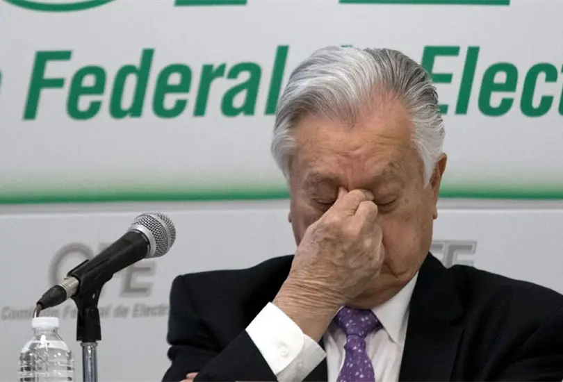 Bartlett pide a reportero que se quite el bozal (cubrebocas)