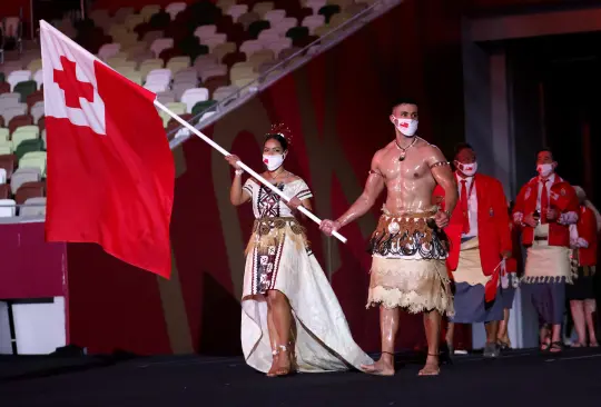 Abanderado de Tonga aparece sin camisa y se desatan los memes Abanderado de Tonga aparece sin camisa y se desatan los memes