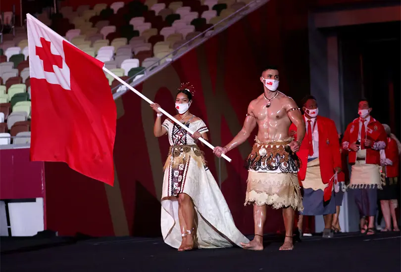 Abanderado de Tonga aparece sin camisa y se desatan los memes 