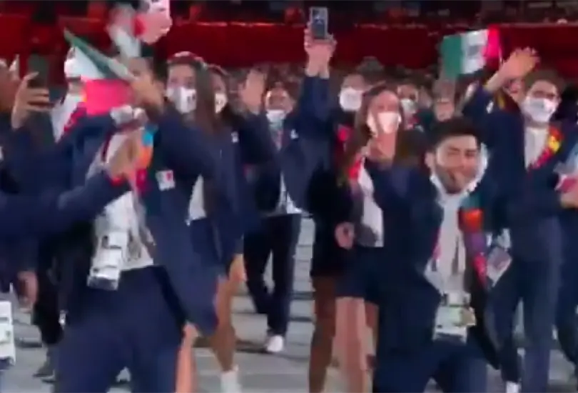 Tunden en redes a mexicano que se quitó cubrebocas durante inauguración de Juegos Olímpicos Tunden en redes a mexicano que se quitó cubrebocas durante inauguración de Juegos Olímpicos