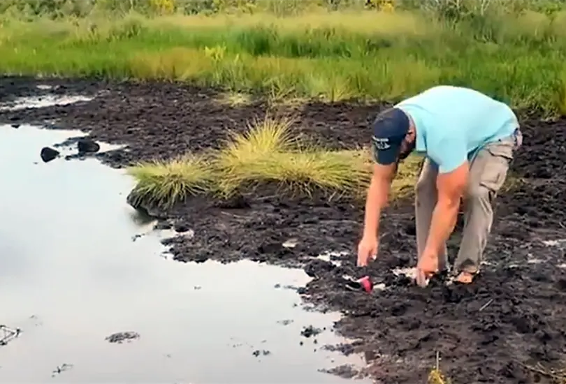 Un hombre intenta cruzar un peque&ntilde;o charco y& se hunde