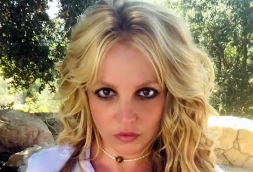 Britney posa en topless en redes sociales Britney posa en topless en redes sociales