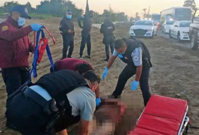 Edomex: pasajeros golpean y desnudan a un ladr&oacute;n de combis en Tec&aacute;mac