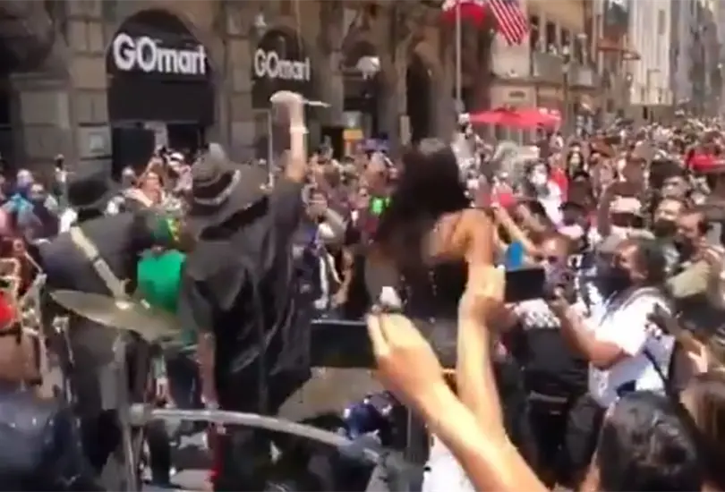 Pese a tercera ola, La Maldita Vecindad hace concierto sin sana distancia