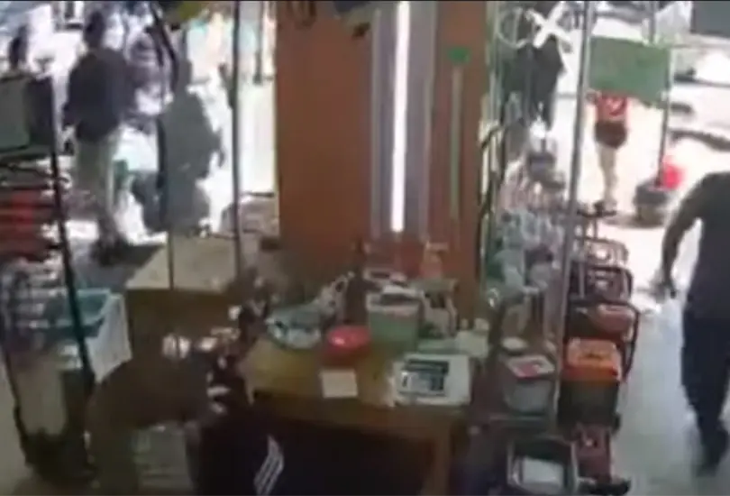 #VIDEO Captan asalto violento en el Centro Hist&oacute;rico a plena luz del d&iacute;a 
