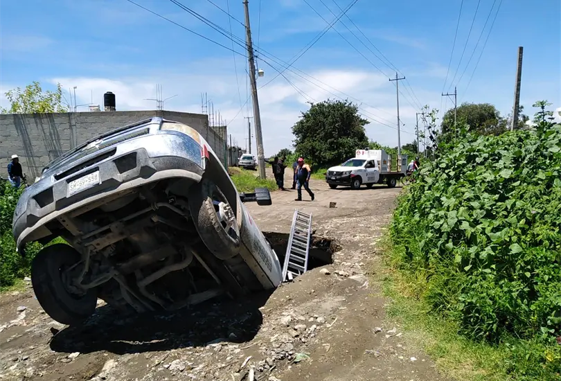 Aparece nuevo socav&oacute;n en Puebla; ya se trag&oacute; una pipa