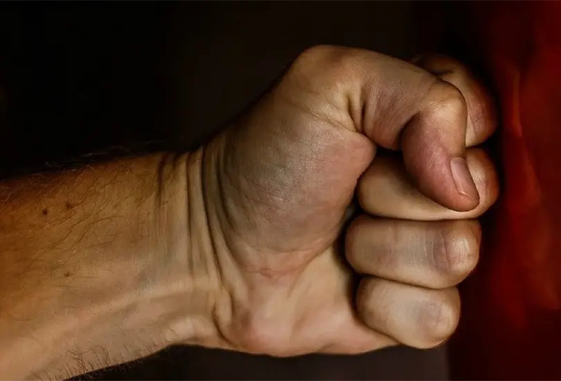 Ay&uacute;dame, me est&aacute; matando; ni&ntilde;o graba a su mam&aacute; pidiendo ayuda tras ser golpeada