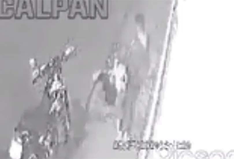 Captan en video a hombre que golpea y tira al suelo a una mujer en Naucalpan