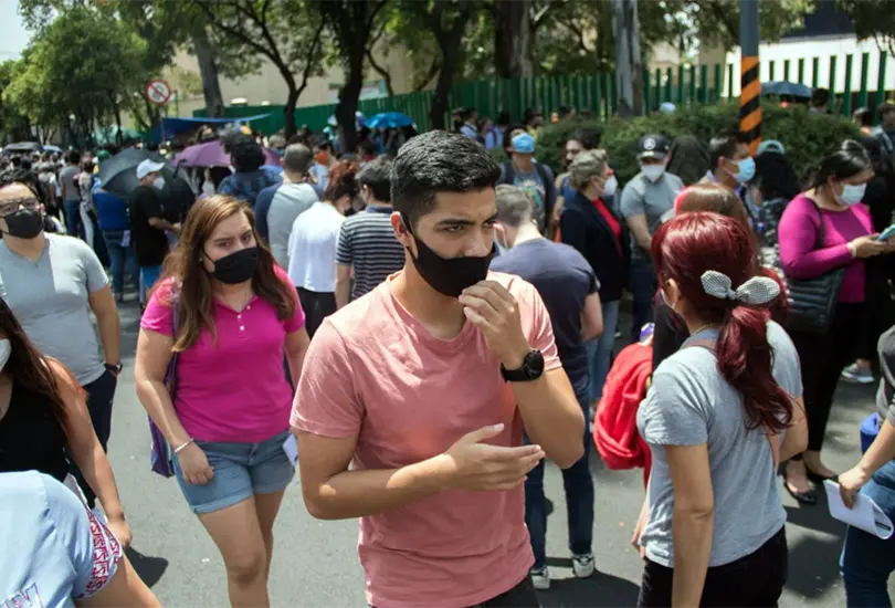 Los j&oacute;venes rompen r&eacute;cord de asistencia a vacunaci&oacute;n en la CDMX 