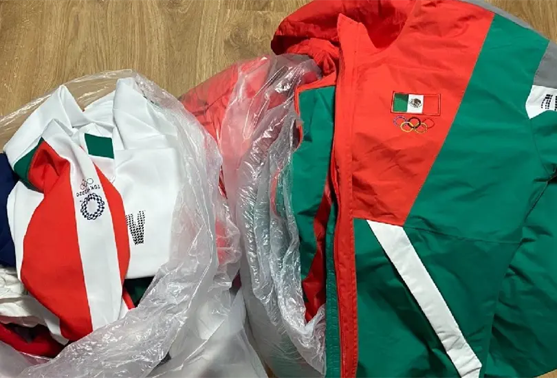 Causa indignaci&oacute;n equipo de softbol mexicano por tirar uniforme a la basura
