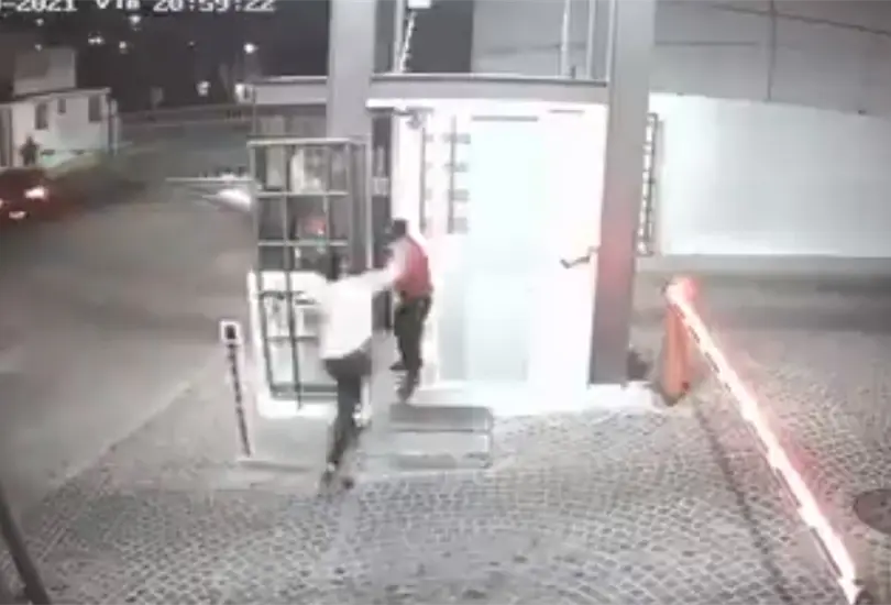 J&oacute;venes propinan golpiza a adulto mayor que trabajaba como guardia 