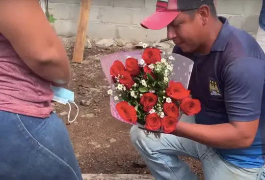 En plena obra, albañil pide matrimonio a su novia con todo y mariachi