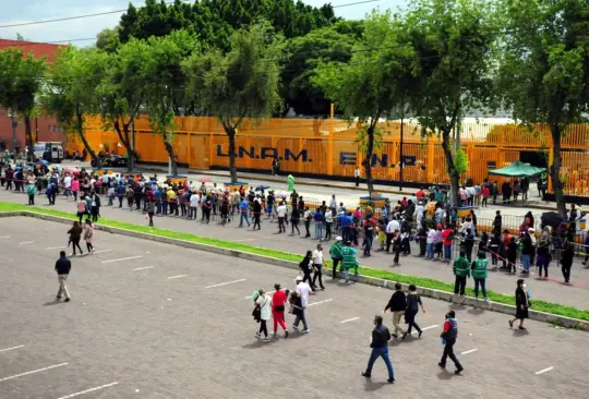 Jóvenes desbordan sedes de vacunación en la Ciudad de México