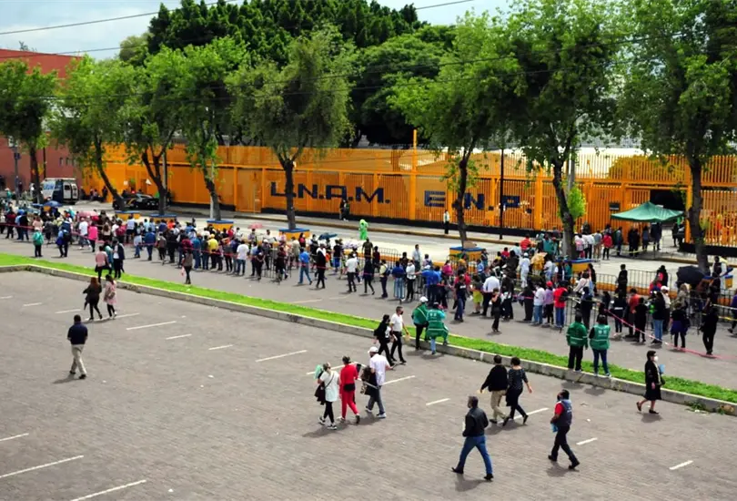 J&oacute;venes desbordan sedes de vacunaci&oacute;n en la Ciudad de M&eacute;xico