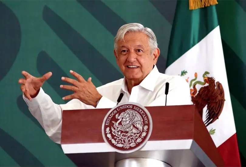 AMLO arremete contra el INE y los medios por la Consulta Popular