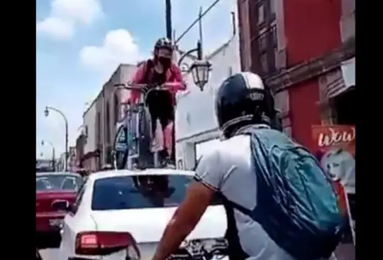 Ciclista pasa por encima de un automóvil que invadió una ciclovía Ciclista pasa por encima de un automóvil que invadió una ciclovía