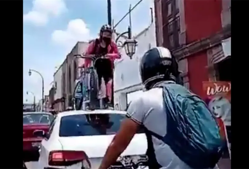 Ciclista pasa por encima de un autom&oacute;vil que invadi&oacute; una ciclov&iacute;a