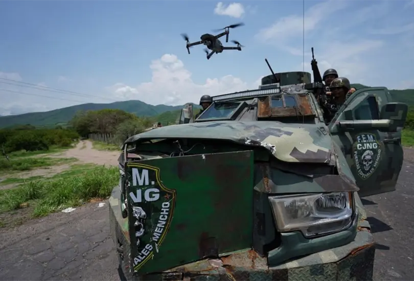 Armas de largo alcance y camionetas blindadas: CJNG presume su poder&iacute;o