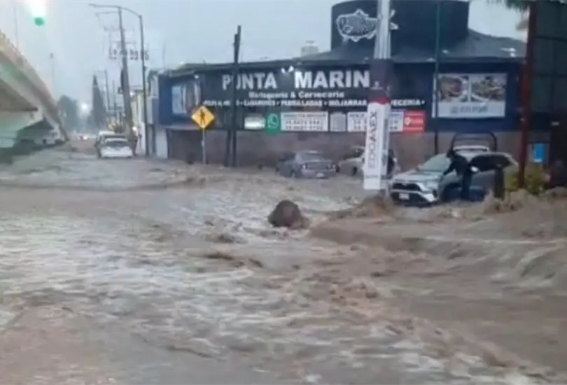 Tormenta azota a Atizap&aacute;n de Zaragoza; se inunda Palacio Municipal 