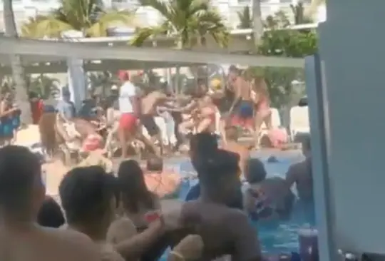 #VIDEO Se desata trifulca entre decenas de turistas en hotel de Mazatlán