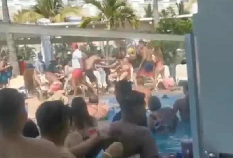 #VIDEO Se desata trifulca entre decenas de turistas en hotel de Mazatl&aacute;n
