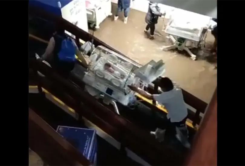 En incubadoras, desalojan a beb&eacute;s de hospital por tormenta en Atizap&aacute;n 