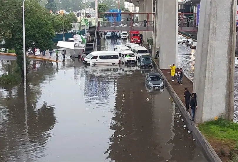 Tras inundaciones en Atizap&aacute;n, lluvias generan caos en Naucalpan