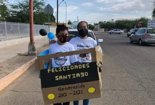 Padres crean coche de cartón para que su hijo asista a caravana de graduación