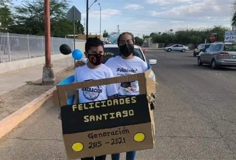Padres crean coche de cart&oacute;n para que su hijo asista a caravana de graduaci&oacute;n