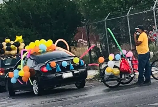 Papá adorna triciclo para poder unirse a caravana con sus hijos