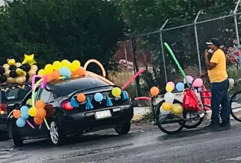 Pap&aacute; adorna triciclo para poder unirse a caravana con sus hijos