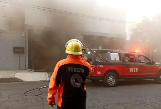 Desalojan a personas tras incendio en fábrica de plásticos en la CDMX Desalojan a personas tras incendio en fábrica de plásticos en la CDMX
