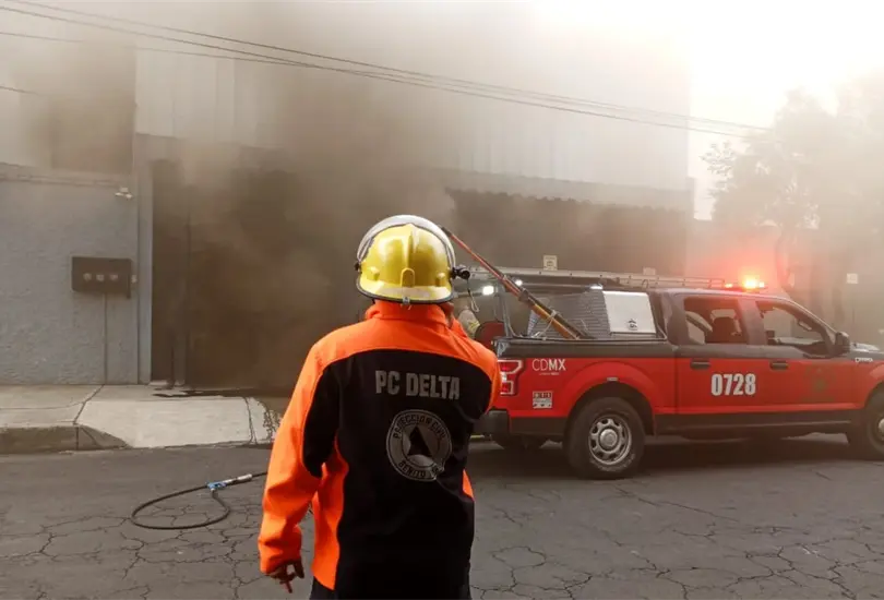 Desalojan a personas tras incendio en f&aacute;brica de pl&aacute;sticos en la CDMX 