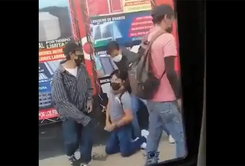 Rateros aplican llave a joven y lo dejan desmayado en la calle Rateros aplican llave a joven y lo dejan desmayado en la calle