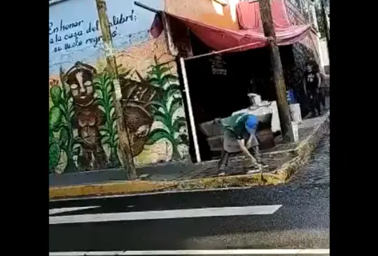 Captan a vendedor de tacos en CDMX lavando su trapo en un charco