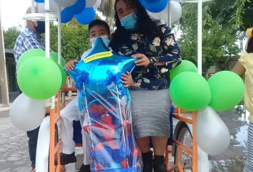 Regalan viaje en limusina a familia que us&oacute; triciclo durante caravana escolar